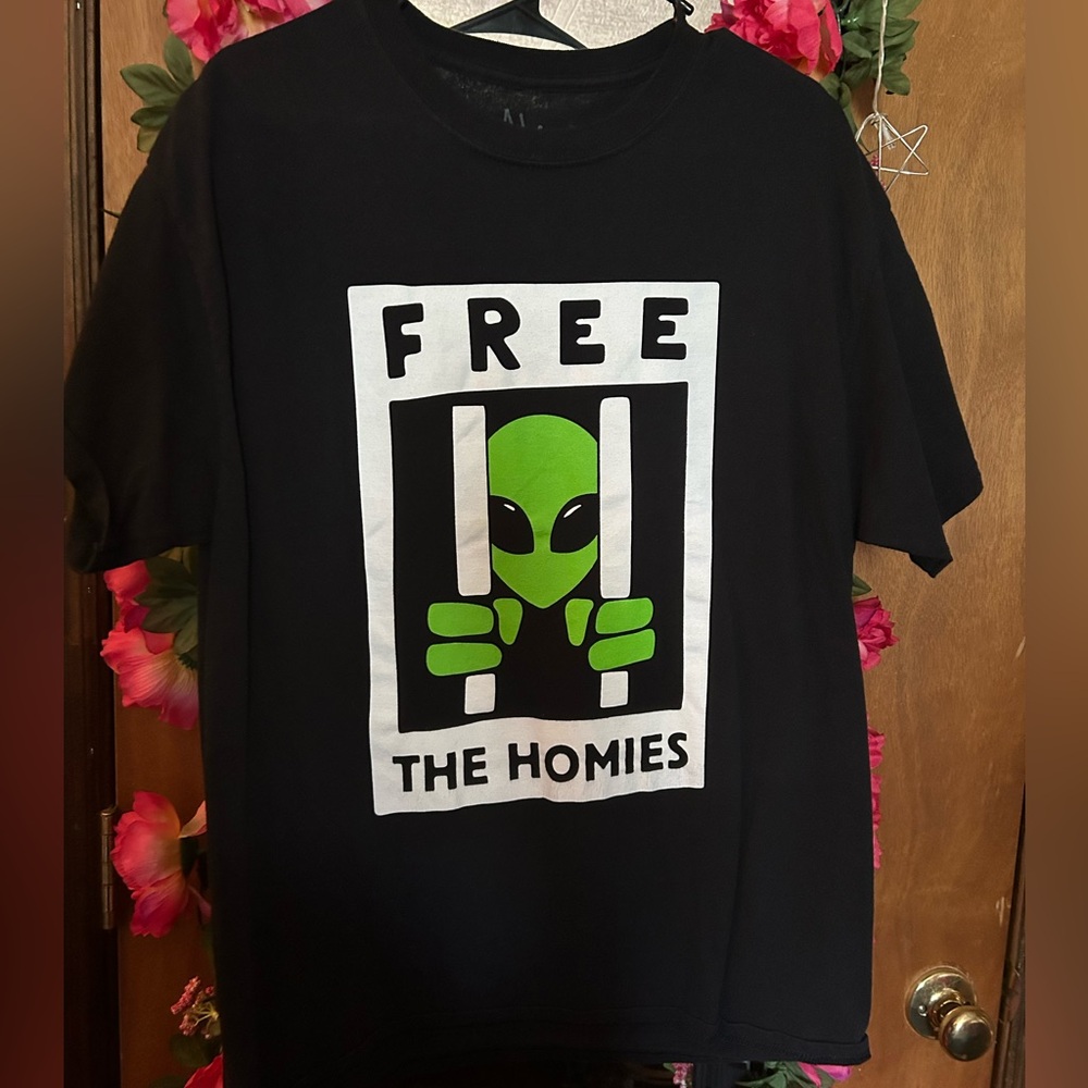 FREE THE HOMIES alien shirt size L